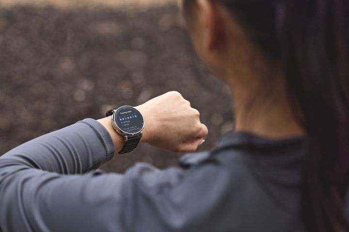 Actual product image Amazfit Active 3 Premium Apex Silver, W2558GL1N (45 mm)