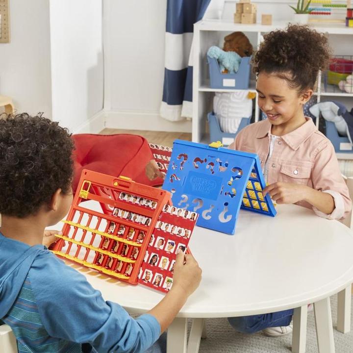 Actual product image Hasbro Gaming Who is it? (French)