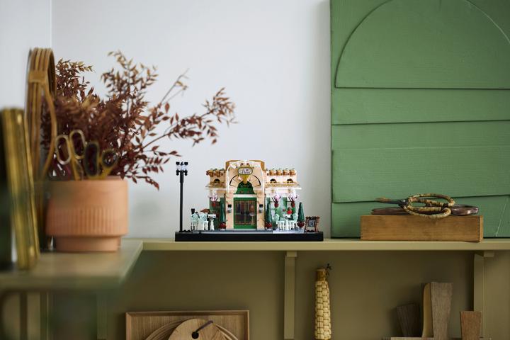 Actual product image LEGO French Café (10362, LEGO Icons)