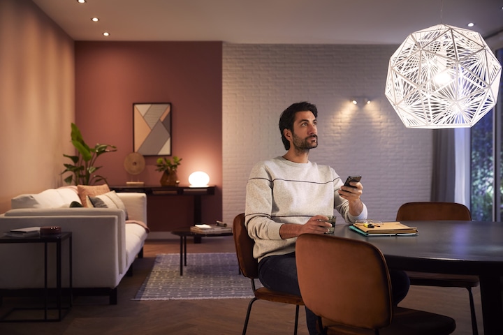 Produktbild Philips Hue White Ambiance BT (E27, 9 W, 806 lm, 2 x, F)