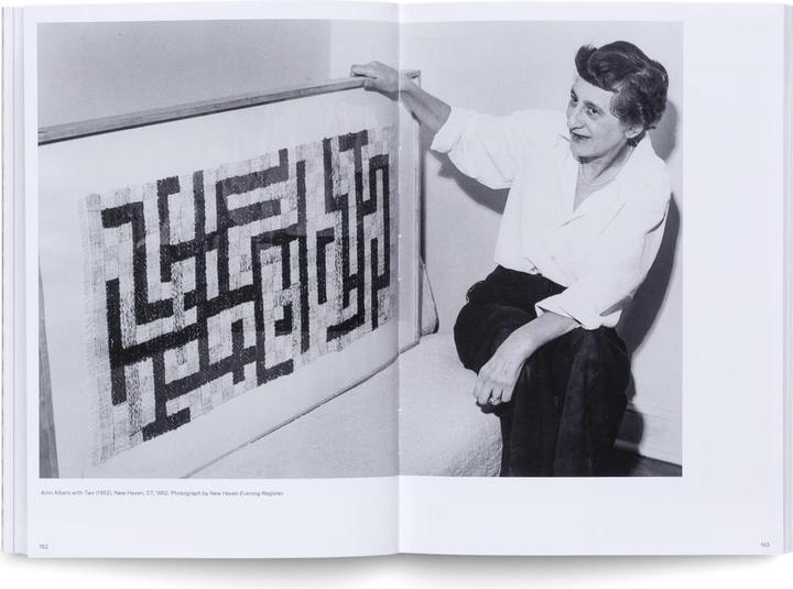 Immagine prodotto Anni Albers: Constructing Textiles (Tedesco, Amy Jean Porter, Anni Albers, Brenda Danilowitz, Fabienne Eggelhöfer, Frida Escobedo, Glenn Adamson, Jeffrey Saletnik, Karis Medina, Nicholas Fox Weber, Nina Zimmer, 2025)