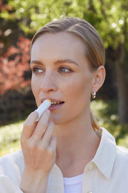 Actual product image Lavera Lippenbalsam Basis sensitiv 4.5g (Lip balm, Lip Care Stick, 4.50 ml)