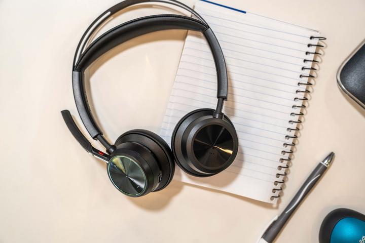 Produktbild HP POLY Voyager Focus 2 USB-C-C Headset +USB-C/A Adapter +Charging Stand