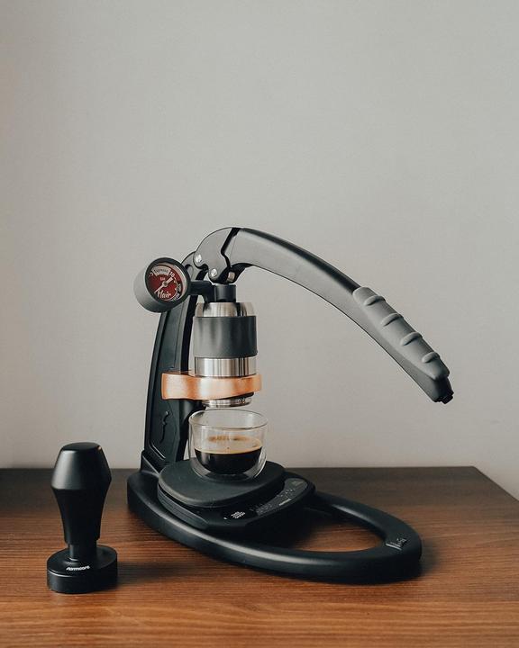 Image du produit Normcore Federbelasteter Kaffeestampfer mit Matte