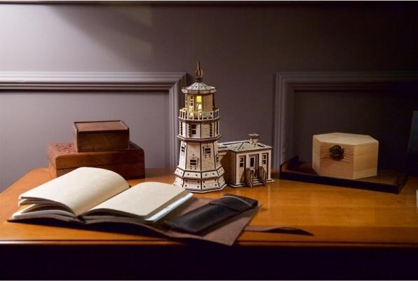 Produktbild Ugears LE PHARE DE SPLIT ROCK 295PCS (FR-DE-EN-POL-ES-UKR)