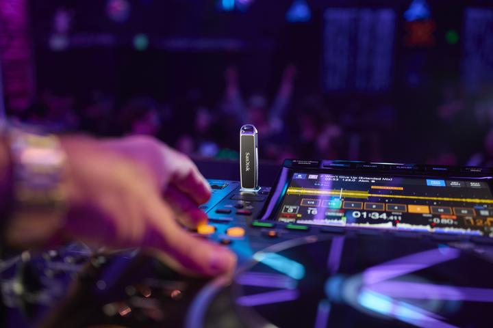 Image du produit Sandisk DJ Flash Drive 512GB (512 Go, USB-A, USB-C)