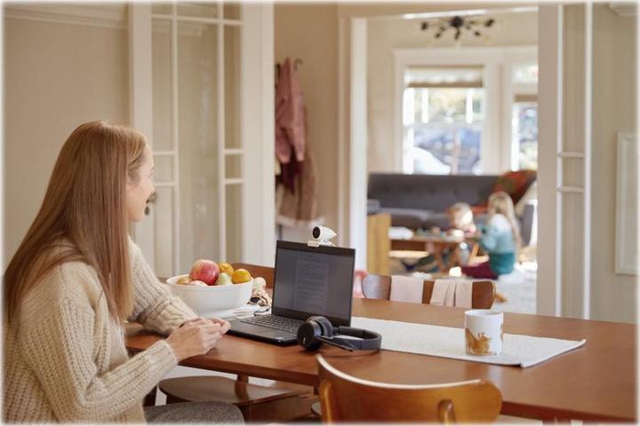 Actual product image Poly Voyager 4220 UC Bundle mit Studio P5 Webcam (Cable, Wireless, USB-A)