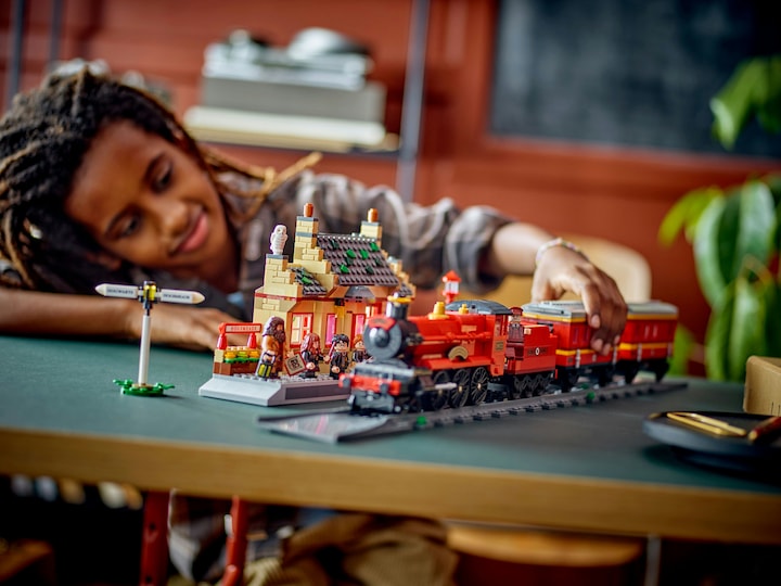 Actual product image LEGO Harry Potter 76423 Le Poudlard Express et la Gare de Pré-au-Lard (76423, LEGO Harry Potter)