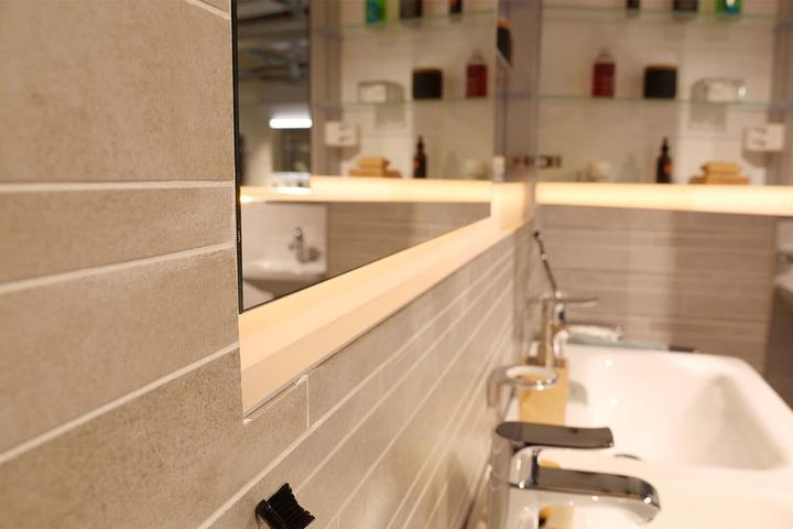 Produktbild Schneider ADVANCED Line Superior LED Lichtspiegelschrank, 1 Tür Anschlag links, Steckdose rechts, g (49.50 x 14.70 x 75.90 cm)