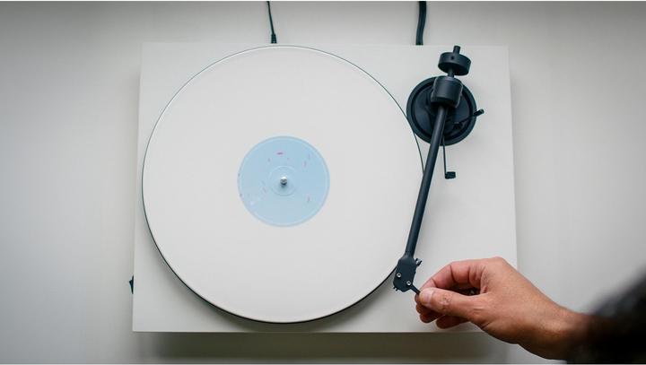 Produktbild Pro-Ject E1.2 + Pick It MM E - Weiss / Plattenspieler / Gurt / Cinch-Kabel 1,23 m (Manuell)