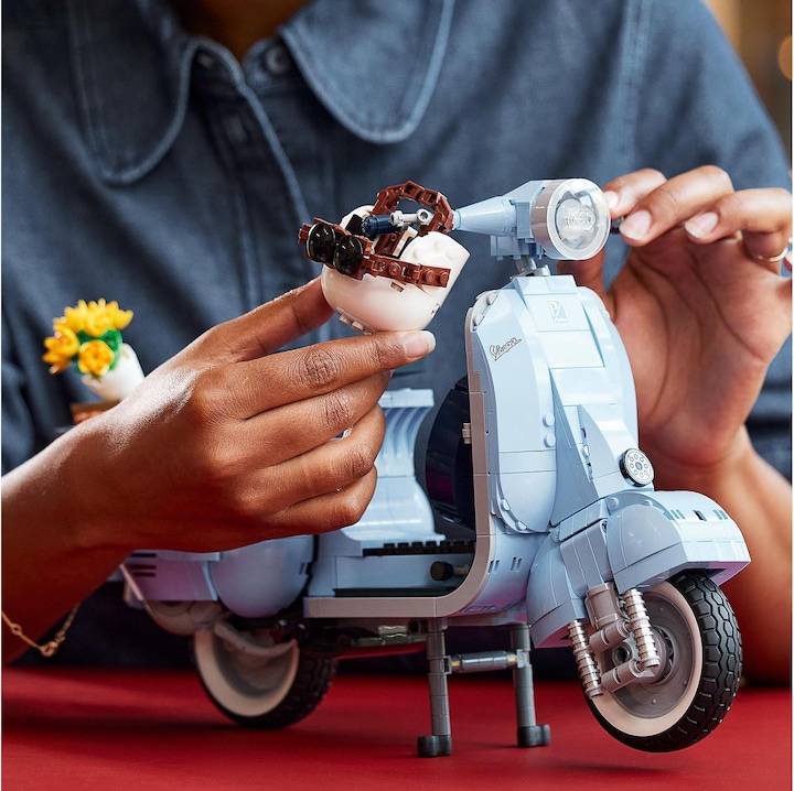 Actual product image LEGO Vespa 125 (10298, LEGO Icons, LEGO Rare Sets)