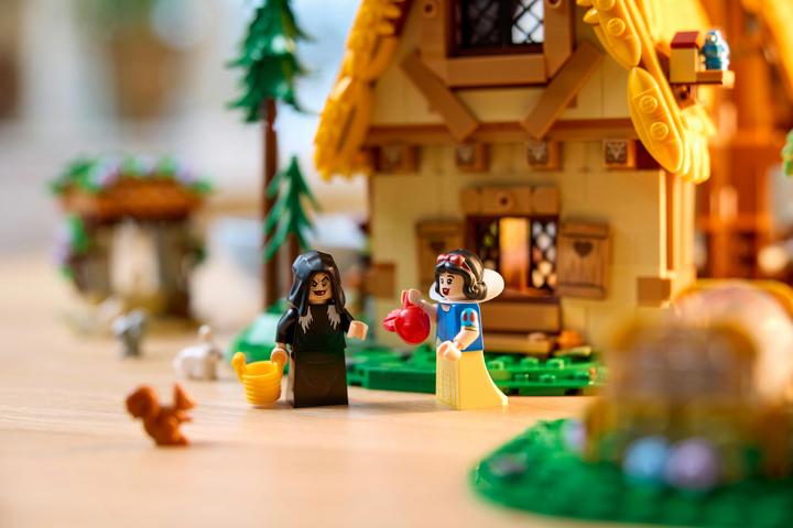 Image du produit LEGO La cabane de Blanche-Neige et des sept nains (43242, LEGO Disney)