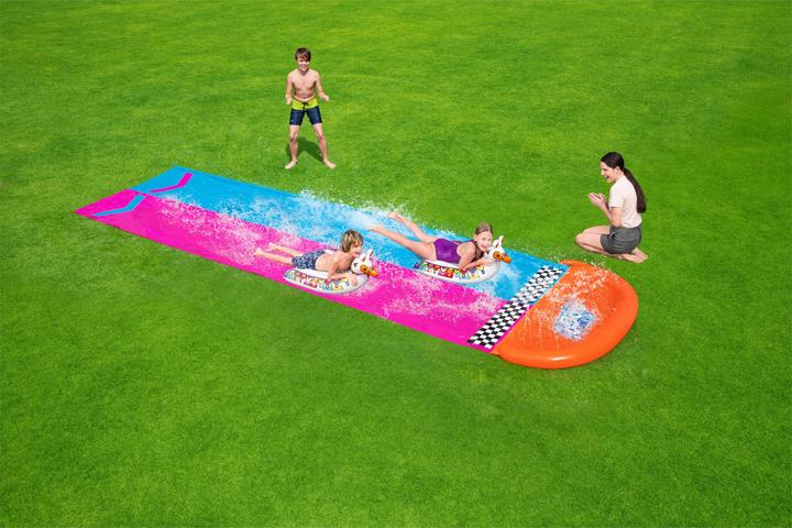 Immagine prodotto Bestway 2er-Wasserrutsche mit aufblasbaren Lama-Schwimmtieren (4.88 m)