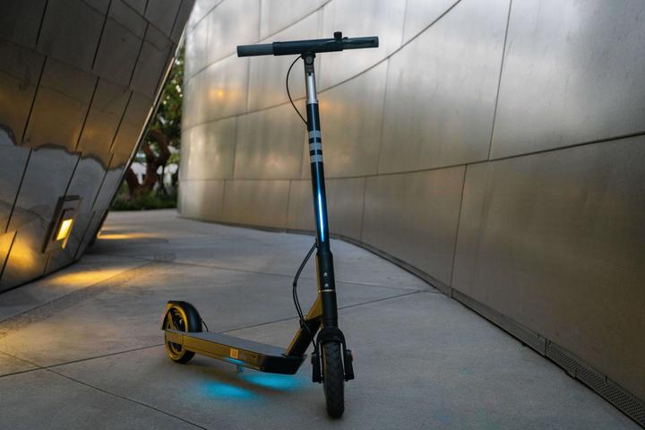 Actual product image Okai ES20 NEON (20 km/h, 40 km, 300 W)