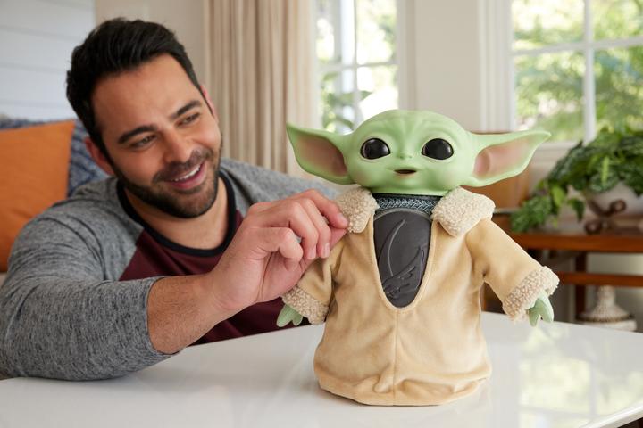 Actual product image Star Wars Mandalorian 11" Grogu Feature Plush 4 (29 cm)