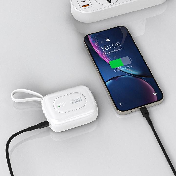 Actual product image Dudao K32 22,5 W 10000 mAh Powerbank mit integriertem USB-C/ Lightning Kabel - Weiss (10000 mAh, 22.50 W, 38.50 Wh)