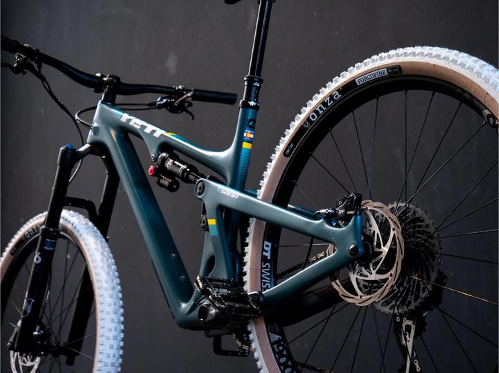 Actual product image Onza Porcupine White Skinwall (29 x 2.40, 61-622)