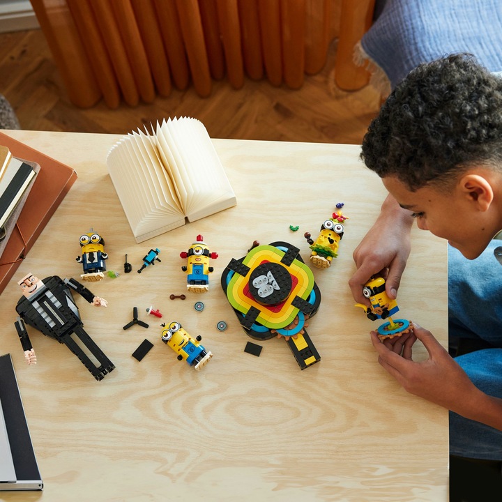 Actual product image LEGO Gru and the Minions made from bricks (75582, LEGO Minions)