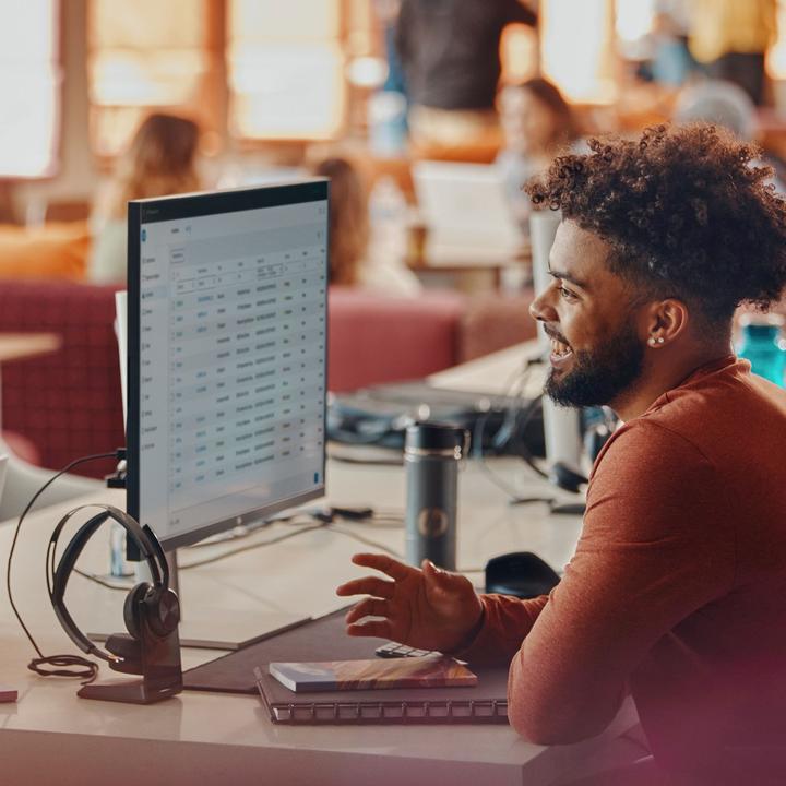 Produktbild HP POLY Voyager Focus 2 USB-C-C Headset +USB-C/A Adapter +Charging Stand