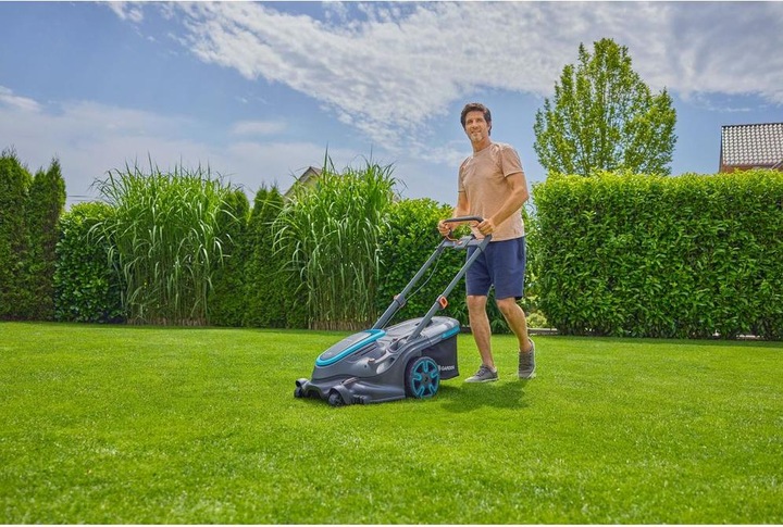 Actual product image Gardena Akku-Rasenmäher PowerMax Duo 46/36V P4A, Ready-To-Use-Set 2, 36Volt (2x18V) (schwarz/grau, 2x Li-Ion (Rechargeable battery operated)
