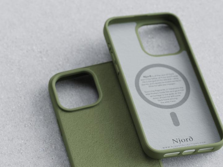 Produktbild Njord Suede MagSafe Case for iPhone 15 Pro, Olive (Apple iPhone 15 Pro)