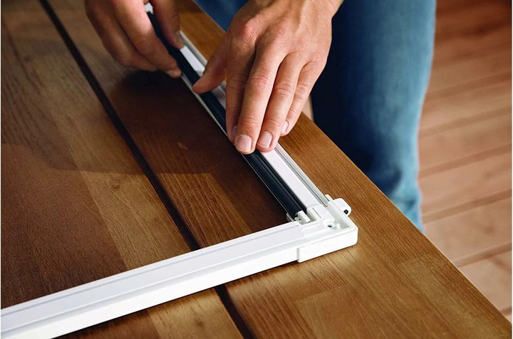 Image du produit tesa Moustiquaire FALT pour portes, cadre en aluminium à taille réglable, pliable (220 x 100 cm)