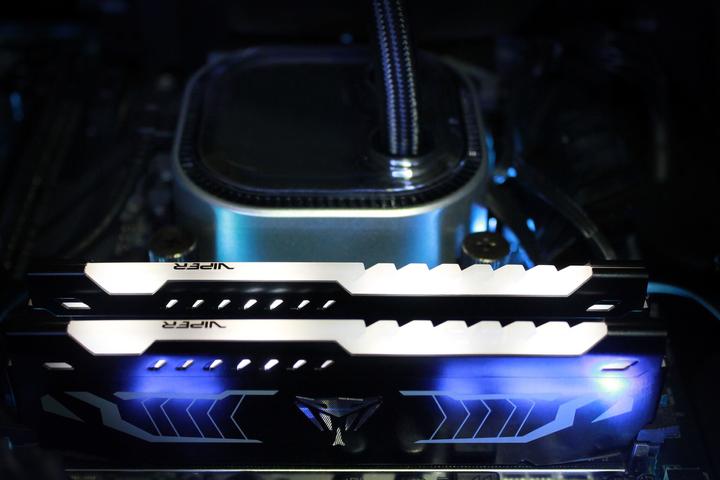 Actual product image Patriot 16 GB DDR4 RAM PC3200 CL16 Viper LED white 2x8GB (2 x 8GB, 2133 MHz, DDR4-RAM, DIMM)