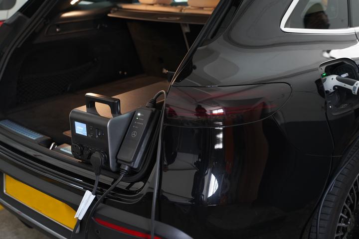 Actual product image Vinnic Powerstation (1958 Wh, 27 kg)