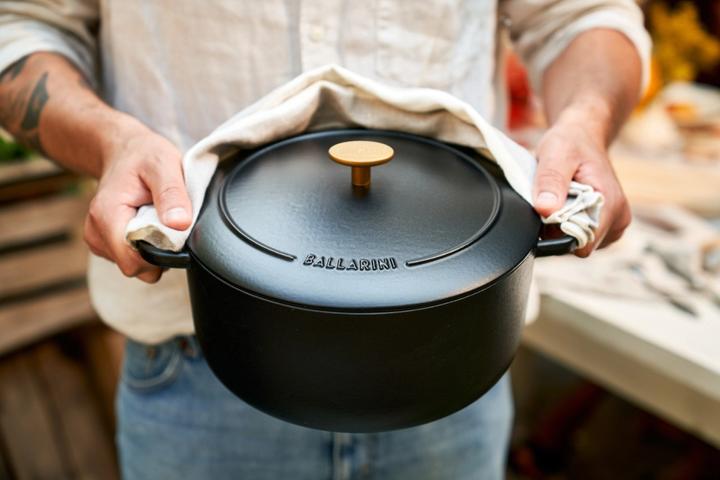 Actual product image Ballarini Cocotte BELLAMONTE 20 cm round 2.5 litre cast iron roaster black (20 cm, Casserole + Stewpot, Cast iron)