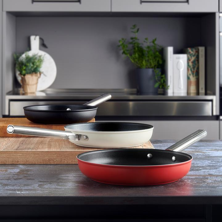 Actual product image Smeg CKFF2801RDM Frying pan Ø 28 cm, red (Frying pan, Aluminium, Stainless steel, 28 x 8.80 cm)
