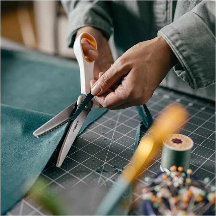 Produktbild Fiskars Schere Softgrip 24 cm, rostfreier Stahl, Rechtshänder (24.20 cm)