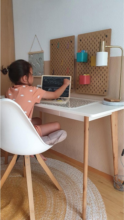 Actual product image small foot Wooden laptop with magnetic board (German)